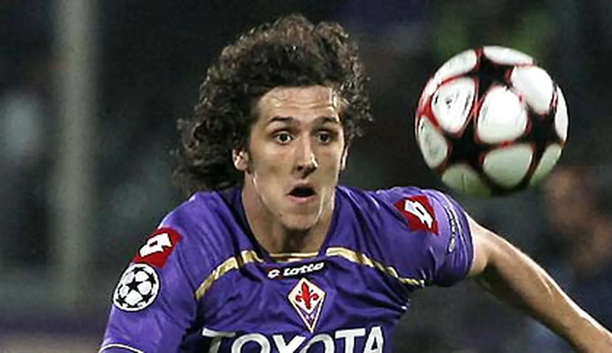 Aksi dari striker Fiorentina, Stevan Jovetic dalam partai kontra Liverpool di kancah Liga Champions pada 29 September 2009 di Artemio Franchi. AFP PHOTO/FABIO MUZZI