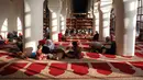 Pria Muslim membaca Al-qur'an pada hari pertama Ramadhan di Masjid Al-Kabir di ibu kota Yaman, Sanaa, 2 April 2022. Pemberontak Huthi yang didukung Iran dan koalisi pimpinan Saudi sepakat untuk mematuhi gencatan senjata dua bulan, yang mulai berlaku pada hari pertama puasa. (MOHAMMED HUWAIS/AFP)