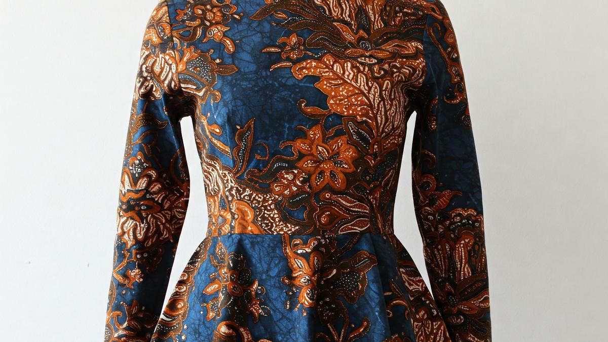 5 Model Baju Batik Kerja Guru Perempuan, Sopan dan Modis