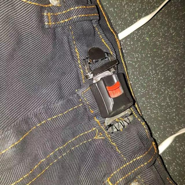 6 Potret Kancing Baju dan Celana Nyeleneh Ini Cara Pakainya Bikin Repot