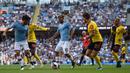Striker Manchester City, Sergio Aguero, berusaha melewati kepungan pemain Watford pada laga Premier League di Stadion Etihad, Manchester, Sabtu (21/9). City menang 8-0 dari Watford. (AFP/Oli Scarff)