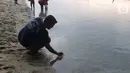 Pengunjung bermain di Sungai Tamborasi di Desa Tamborasi, Kecamatan Wolo, Kabupaten Kolaka, Sulawesi Tenggara (16/10/2019). Biaya masuk ke Sungai Tamborasi sekitar Rp 5.000 per orang. PLN turut membantu dalam pengembangan wisata di kawasan ini. (Liputan6.com/Nurseffi Dwi Wahyuni)