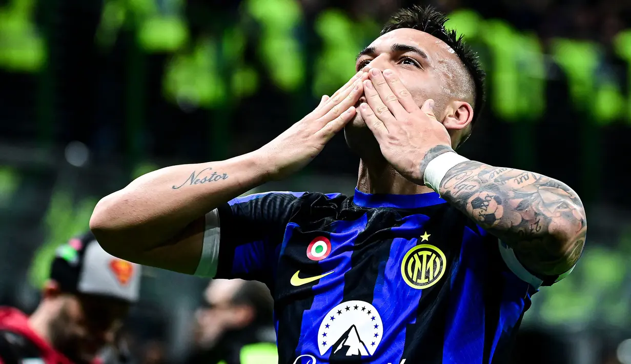 Satu lagi striker Argentina dengan koleksi 100 gol atau lebih di Serie A bersama Inter Milan adalah Lautaro Martinez yang kini tengah menjalani musim keenam bersama Nerazzurri. Ia baru saja mencetak gol ke-102 di Serie A bersama Inter Milan saat membawa klubnya menang 4-0 atas Atalanta pada laga tunda pekan ke-21 Serie A 2023/2024 (28/2/2024). Satu gelar Scudetto pun sukses dipersembahkannya pada musim 2020/2021. (AFP/Piero Cruciatti)