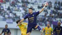 Pemain Persita Tangerang,&nbsp;Aleksa Andrejic berduel dengan pemain Persebaya Surabaya&nbsp;pada pekan kedua BRI Super League 2025/2026 di Indomilk Arena, Sabtu (16/8/2025). (Bola.com/ Abdul Aziz)