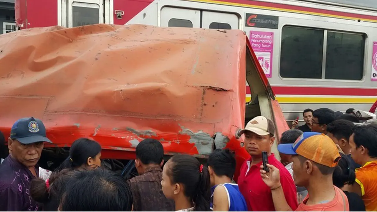 Tabrakan Metro Mini dengan Kereta Commuter Line Muara Angke 