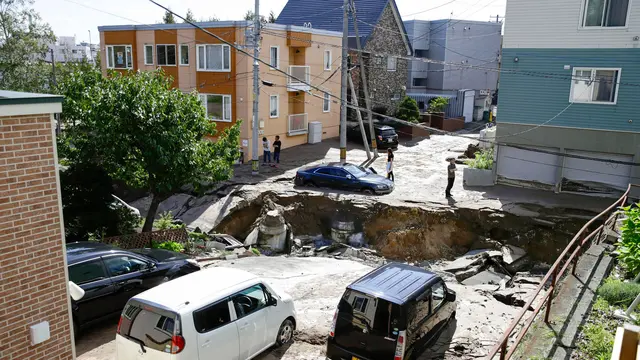 Parahnya Kerusakan Akibat Gempa di Jepang
