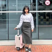 Fuji an memadukan midi skirt leather hitam dengan jaket crop top warna putih dan sneakersnya. [@fuji_an]