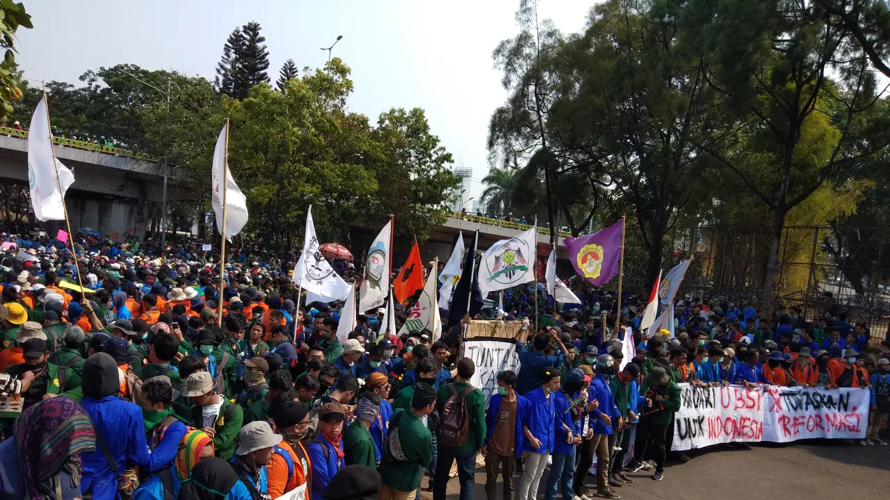 Puluhan massa dari Himpunan Mahasiswa Islam (HMI), yang ikut serta aksi di bawah flyover Ladokgi, Senayan, Jakarta Pusat,