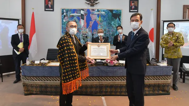 Pemberian penghargaan oleh Wakil Dubes RI untuk Jepang Tri Purnajaya kepada Mr. Kenichi Nishikawa, President of Kabushiki Kaisha Fukuseki Maru. (Photo credit: KBRI Tokyo)