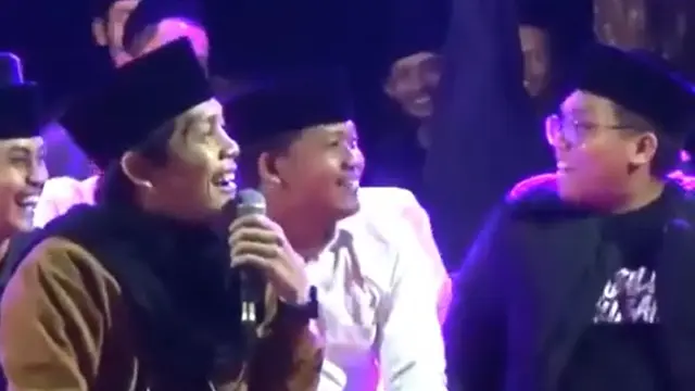 Gus Iqdam tertawa melihat tingkah Naila (Tangkap Layar YouTube Kiai Selo Bagus / Khazim Mahrur)
