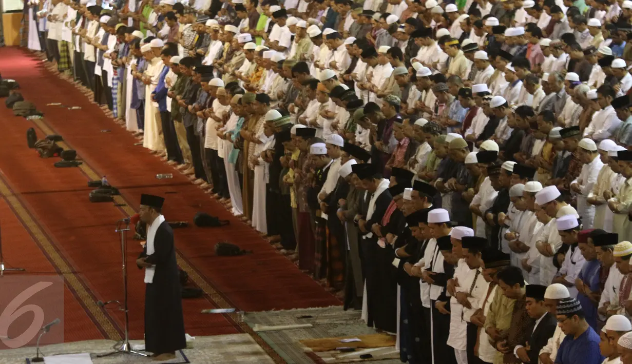 Umat Islam terlihat khusyuk melaksanakan salat gerhana matahari di Masjid Istiqlal, Jakarta, Rabu (9/3/2016). Salat gerhana tersebut diadakan sebagai ungkapan syukur atas kuasa Allah SWT. (Liputan6.com/Herman Zakharia)