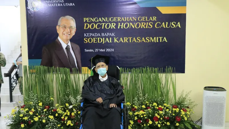 Soedjai Kartasasmita dianugerahi Doktor Kehormatan (Honoris Causa) oleh Universitas Sumatera Utara (USU).