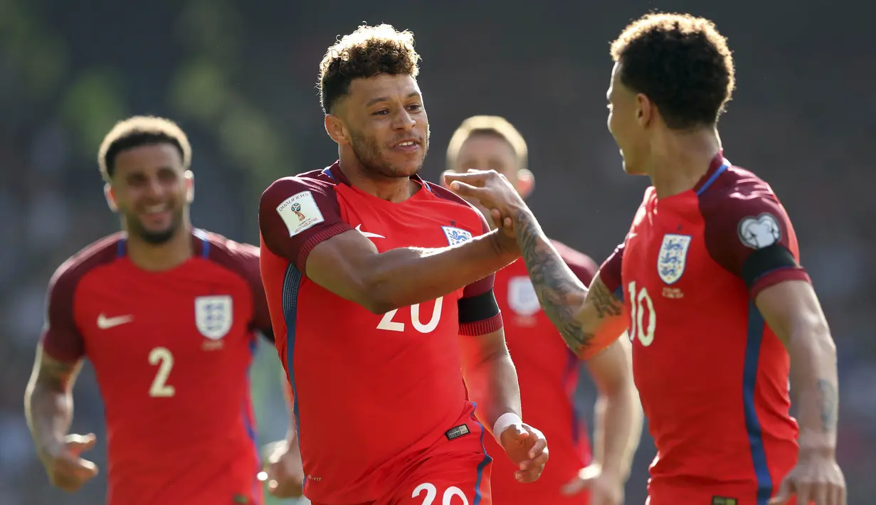 Gelandang Inggris, Alex Oxlade-Chamberlaini, melakukan selebrasi usai mencetak gol ke gawang Skotlandia pada kualifikasi Piala Dunia 2018 di Hampden Park, Sabtu (10/6/2017). Skor berakhir imbang 2-2. (AP/Scott Heppell)