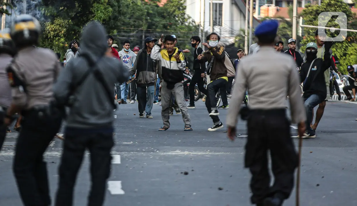 Sejumlah massa terlibat bentrok dengan aparat kepolisian di kawasan Pejompongan, Jakarta, Rabu (7/10/2020). Belum bisa dipastikan apakah aksi tersebut berkaitan dengan isu aksi penolakan pengesahan UU Omnibus Law Cipta Kerja. (Liputan6.com/Faizal Fanani)