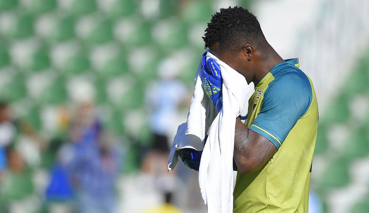 Kiper Ekuador, Pedro Ortiz, tampak kecewa usai dikalahkan Argentina pada laga persahabatan di Stadion Martinez Valero, Elche, Minggu (13/10). Ekuador kalah 1-6 dari Argentina. (AFP/Jose Jordan)
