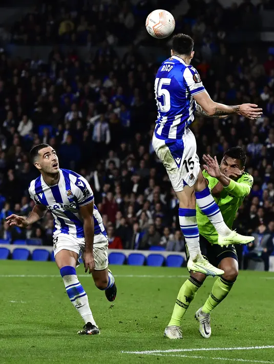 Bek Real Sociedad Diego Rico berebut bola dengan gelandang Manchester United atau MU  Casemiro pada laga keenam Grup E Liga Europa 2022/2023 di Anoeta Stadium, Jumat (4/11/2022) dini hari WIB. Sihir pemain muda Alejandro Garnacho membuat MU menang di markas Sociedad. (AP Photo/Alvaro Barrientos)