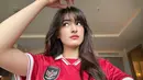 Mawar Eva juga tampil memesona mengenakan jersey Timnas merah. Ia pun tampil dengan blush on pink dan lipstik matte merah. [@mawar_eva]