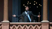 Presiden baru Argentina Javier Milei berbicara dari balkon istana pemerintah Casa Rosada pada hari pelantikannya di Buenos Aires pada 10 Desember 2023. (Emiliano LASALVIA/AFP)