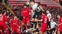Pemain Derby County James Collins (tengah kanan) menyundul bola melewati pemain Liverpool Joe Gomez (tengah kiri) pada pertandingan sepak bola Piala Liga Inggris atau Carabao Cup di Stadion Anfield, Liverpool, Inggris, 9 November 2022. Liverpool  menyingkirkan Derby County lewat adu penalti dengan skor 3-2. (AP Photo/Jon Super)