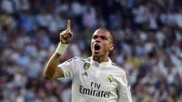 Bek Real Madrid, Pepe, merayakan gol yang dicetaknya ke gawang Valencia pada laga La Liga di Stadion Santiago Bernabeu, Sabtu (9/5/2015). (AFP/Gerard Julien)
