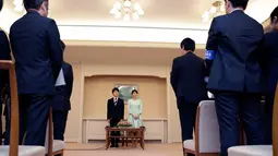 Putri Mako dan Komuro ketika mengumumkan pertunangan mereka kepada awak media di Akasaka East Residence, Tokyo, Jepang, (3/9). Demi bisa dinikahi Komuro, Putri Mako harus kehilangan status keluarga kerajaan. (AFP Photo/Pool/Shizuo Kambayashi)