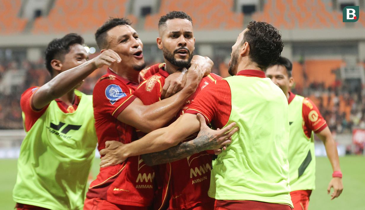 Para pemain Persija Jakarta merayakan gol penentu kemenangan atas PSM Makassar pada pekan ke-22 BRI Super League 2025/2026 yang digelar di Jakarta International Stadium, Jumat (20/2) malam WIB. (Bola.com/Abdul Aziz)
