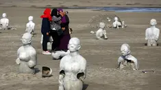 Wisatawan berselfie diantara patung berbahan semen di area lumpur Lapindo di Sidoarjo, Jawa Timur, 11 Oktober 2015. Beberapa tahun silam, Porong didera bencana, namun kini kawasan tersebut malah jadi objek wisata yang tak biasa. (REUTERS/Beawiharta)