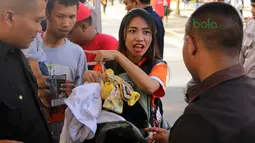 Keluarga suporter mengikuti pemeriksaan sebelum laga Piala AFC 2018 antara Persija Jakarta vs Song Lam Nghe An di Stadion Utama GBK, Rabu (14/3/2018). Panpel menjual sekitar 65.000 lembar tiket. (Bola.com/Surya Bima Mahendarta)