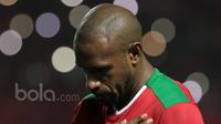 Boaz Solossa saat menghayati lagu kebangsaan Indonesia Raya sebelum bertanding melawan Thailand pada leg pertama Final Piala AFF 2016. (Bola.com/Nicklas Hanoatubun)
