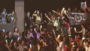 Penampilan member JKT 48 di tengah-tengah fans saat acara 'JKT48 Request Hour Setlist Best 30 2017' di Balai Sarbini, Jakarta, Sabtu (4/11). Para fans memilih 30 lagu dari antara seluruh lagu yang ada dengan cara voting. (Liputan6.com/Herman Zakharia)