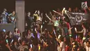 Penampilan member JKT 48 di tengah-tengah fans saat acara 'JKT48 Request Hour Setlist Best 30 2017' di Balai Sarbini, Jakarta, Sabtu (4/11). Para fans memilih 30 lagu dari antara seluruh lagu yang ada dengan cara voting. (Liputan6.com/Herman Zakharia)