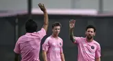 Penyerang Inter Miami asal Argentina, Lionel Messi (kanan) melambaikan tangan kepada rekan setimnya dalam sesi latihan menjelang pertandingan sepak bola Piala Dunia Antarklub 2025 Grup A melawan klub Mesir Al-Ahly di Inter Miami CF Training Centre, Fort Lauderdale, Florida, Amerika Serikat, 13 Juni 2025. (PATRICIA DE MELO MOREIRA/AFP)