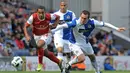 Pemain Arsenal, Theo Walcott berusaha melewati pemain Blackburn pada laga Liga Inggris di Stadion Ewood Park, Inggris, Sabtu (28/8/2010). Kecepatan Walcott di FIFA 16 mencapai angka 96. (AFP Photo/ Andrew Yates)