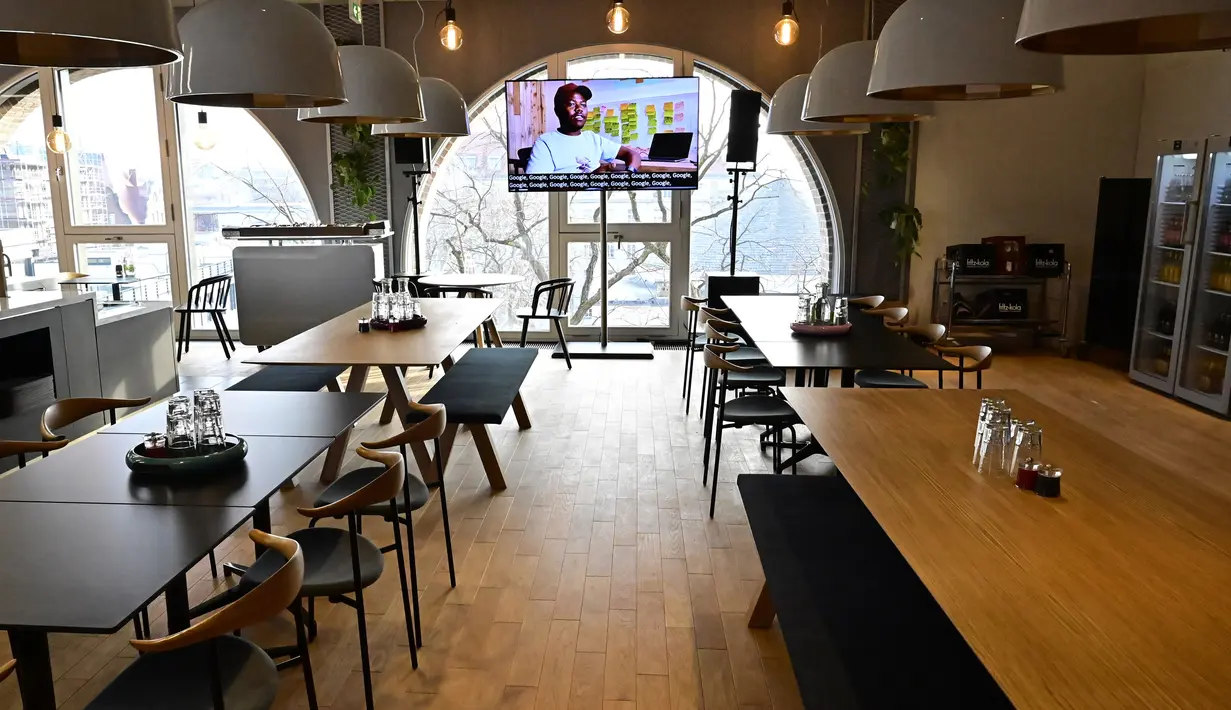Suasana ruang makan pada hari pembukaan kantor baru raksasa mesin pencari internet, Google, di Berlin, Selasa (22/1). Google kembali membuka kantor cabang yang baru di ibu kota Jerman tersebut. (Photo by Tobias SCHWARZ / AFP)