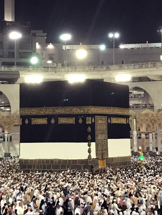 Umat muslim mengelilingi Kabah saat melakukan ibadah haji di Masjidil Haram, Mekah, Arab Saudi (28/8). Ibadah haji merupakan rukun Islam yang kelima, yang wajib dilakukan oleh umat muslim yang mampu. (AP Photo / Khalil Hamra)