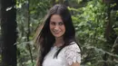 Vicky Monica berakting saat pembuatan video klip singel terbaru Ridho Rhoma yang berjudul 'Mengapa' di kawasan Cibubur, Jakarta, Kamis (9/2). Proses pembuatan video klip tersebut sempat tertunda akibat hujan. (Liputan6.com/Herman Zakharia)