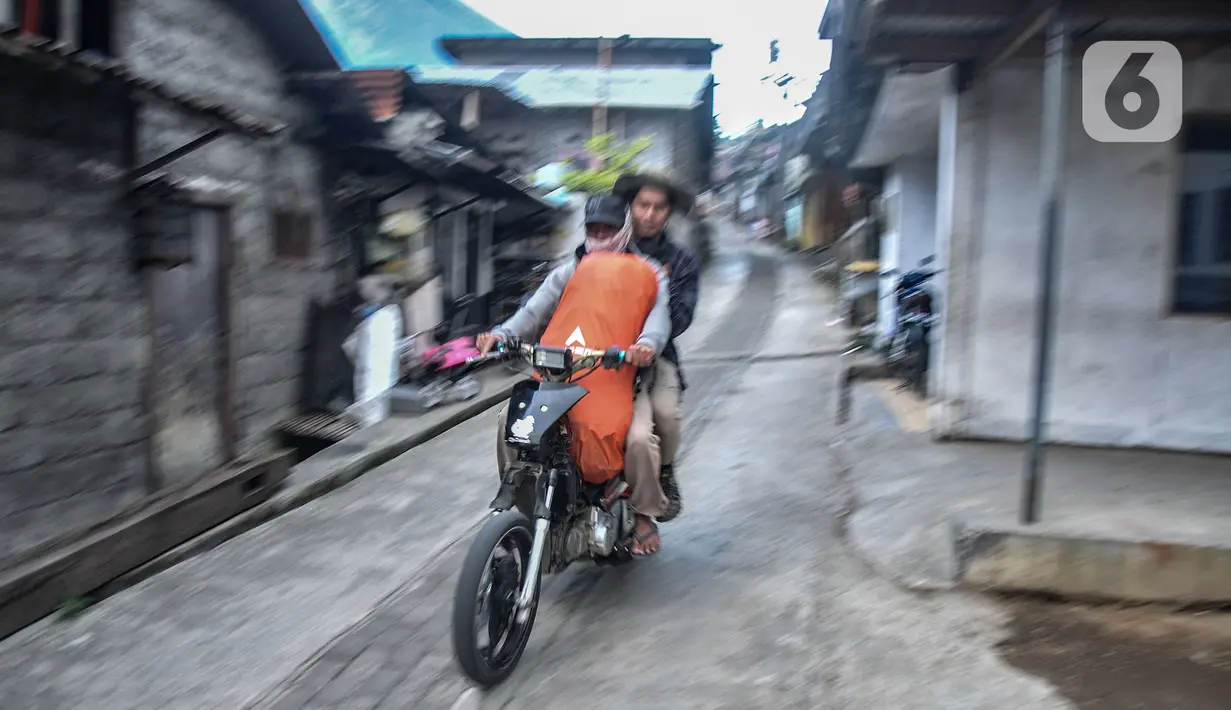 Anggota Ojek Pajero Sindoro Sumbing atau Jekpass mengantarkan pendaki menuju basecamp pendakian Gunung Sindoro via Alang-alang Sewu, Desa Kertek, Wonosobo, Senin (13/9/2021). (merdeka.com/Iqbal S Nugroho)