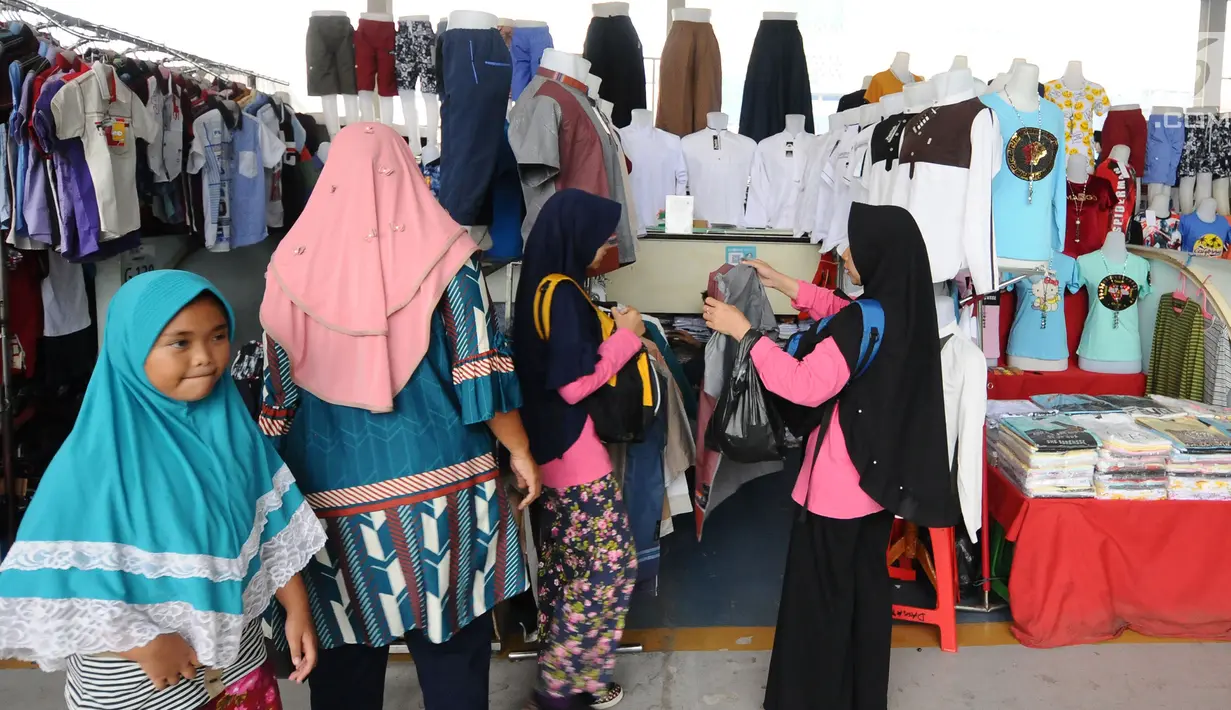 Pengunjung memilih busana muslim di skybridge Tanah Abang, Jakarta, Rabu (8/5/2019). Hari ketiga puasa bulan Ramadan, Warga Jakarta dan penyangga sekitarnya sudah mulai berbelanja pakaian muslim dengan harga yang murah untuk kebutuhan sendiri atau untuk dijual kembali. (Liputan6.com/Herman Zakharia)