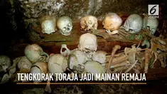 Tindakan tak terpuji dilakukan dua remaja ketika berkunjung ke Toraja. Keduanya menjadikan tengkorak seperti mainan.