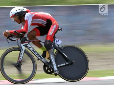 Atlet ParaCycling, M Fadli Immamuddin saat laga di nomor Individual Time Trial C4 Asian Para Games 2018 di Sirkuit Sentul Bogor, Senin (8/10). M Fadli menyelesaikan lima putaran lomba dengan waktu 28 menit 21,835 detik. (Liputan6.com/Helmi Fithriansyah)