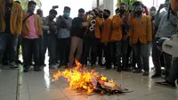 Mahasiswa calon wisudawan Universitas Wirajaya, Sumenep, menggelar aksi unjuk rasa memprotes biaya wisuda daring yang dianggap mahal. (Liputan6.com/ Mohammad Fahrul)