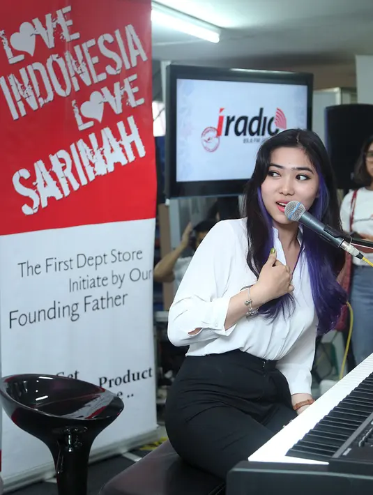 Ditemui di gedung Sarinah, Jakarta Pusat, Rabu (20/1/2016), Isyana Sarasvati mengaku kehidupan sehari-harinya tak ada yang berubah dengan ketenarannya kini. Namun memang kini karyanya lebih dikenal orang. (Deki Prayoga/Bintang.com)