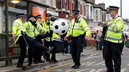 Polisi bermain bola jelang pertandingan antara West Ham United melawan MU di Stadion Upton Park, London, (10/5/2016). (Reuters/Eddie Keogh)