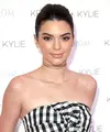 Dibalik sosoknya yang dingin dan pendiam, ternyata Kendall Jenner menyimpan kelemahannya yaitu rasa takut ketika melihat permukaan yang dipenuhi oleh lubang. (AFP/Bintang.com)