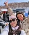 Dalam foto-foto yang dibagikan, terlihat bagaimana Naysila dan Nana menikmati momen bermain ski bersama. Mereka tampak santai dan penuh tawa, dengan latar pemandangan bersalju yang memesona. Meski suhu sangat dingin, gaya mereka tetap effortlessly chic dan fresh. [@naymirdad].