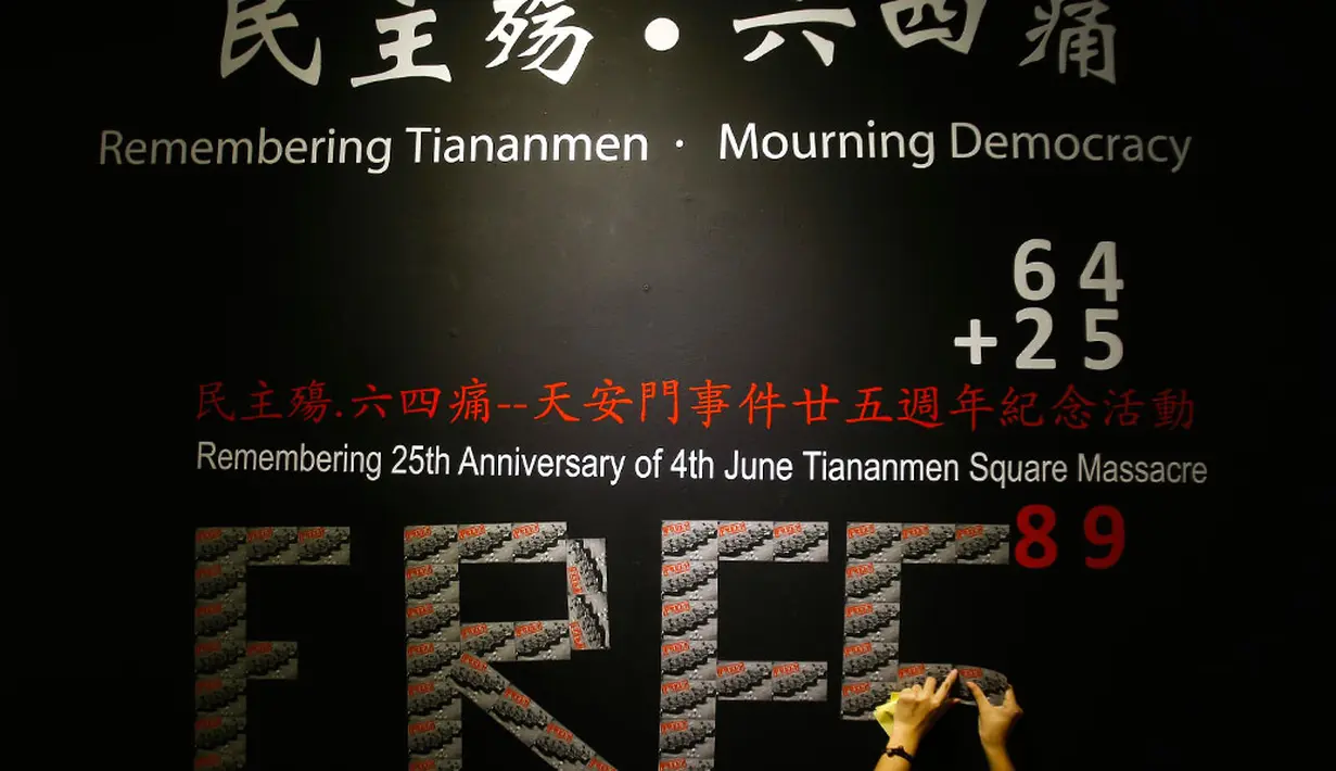 Di Kuala Lumpur, Malaysia, 25 tahun tragedi berdarah di Lapangan Tiananmen juga diperingati dengan pemasangan stiker sebelum menyalakan lilin, (4/6/2014). (REUTERS/Samsul Said)