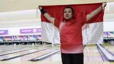 Atlet bowling Indonesia, Elsa Maris melakukan selebrasi usai meraih medali emas cabang tenpin bowling TPB 4 di Jaya Ancol Bowling Center, Jakarta, Selasa (9/10). Elsa Maris menyumbang medali emas keenam untuk Indonesia. (Bola.com/Vitalis Yogi Trisna)