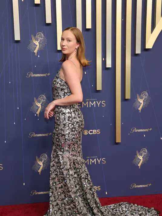 Hannah Einbinder tampil curi perhatian saat suarakan Free Palestine di panggung Emmy Awards 2025. Ia mengenakan gaun satu bahu dengan payet perak dan sulaman mutiara hitam matte. [Louis Vuitton]