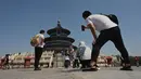 <p>Orang-orang berjalan dalam Kuil Surga saat liburan Hari Buruh di Beijing, China, 2 Mei 2022. Hari Buruh pada umumnya dirayakan pada tanggal 1 Mei, dan dikenal dengan sebutan May Day. (Noel Celis/AFP)</p>