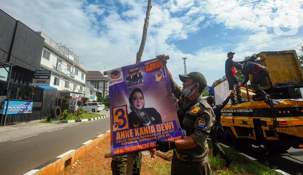 Sebelumnya, Badan Pengawas Pemilu (Bawaslu) Kota Depok memberikan surat imbauan penertiban APK yang melanggar aturan. (merdeka.com/Arie Basuki)